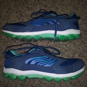 Women's tennis shoes